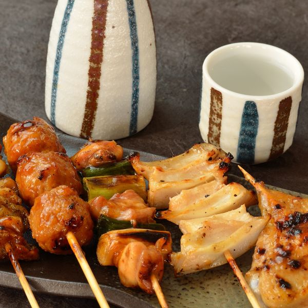 六甲道の居酒屋では焼き鳥の盛り合わせで様々な種類のお肉を楽しめます